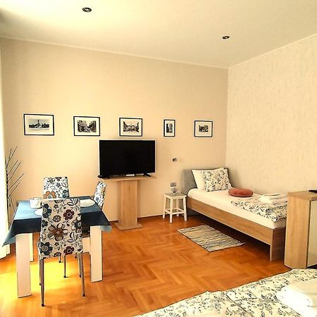 Lavender - City Room With Free Parking Пула Екстериор снимка