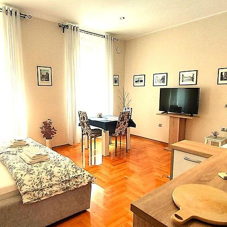 Lavender - City Room With Free Parking Пула Екстериор снимка