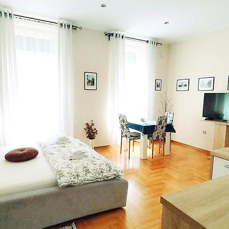 Lavender - City Room With Free Parking Пула Екстериор снимка
