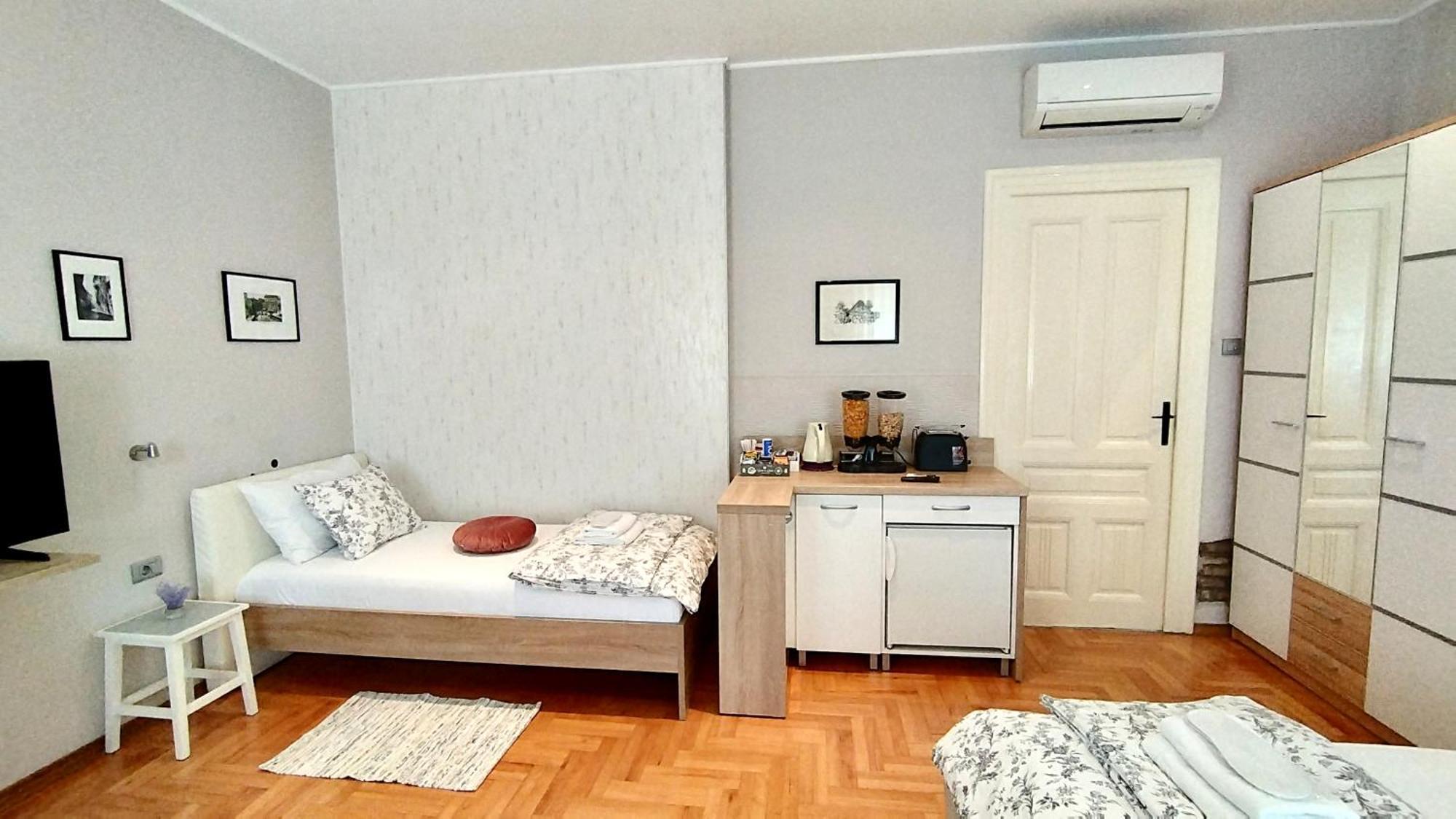 Lavender - City Room With Free Parking Пула Екстериор снимка