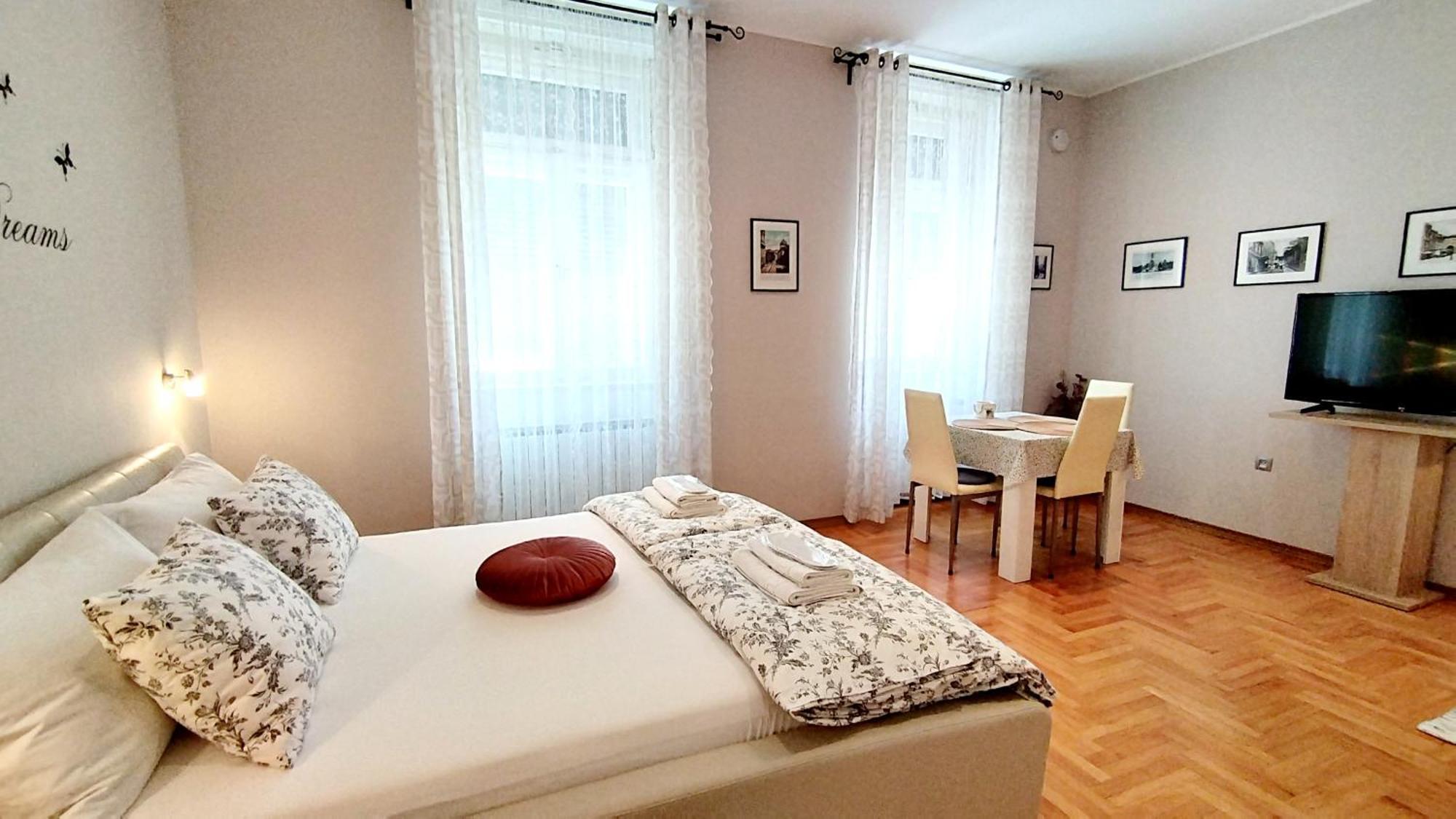 Lavender - City Room With Free Parking Пула Екстериор снимка