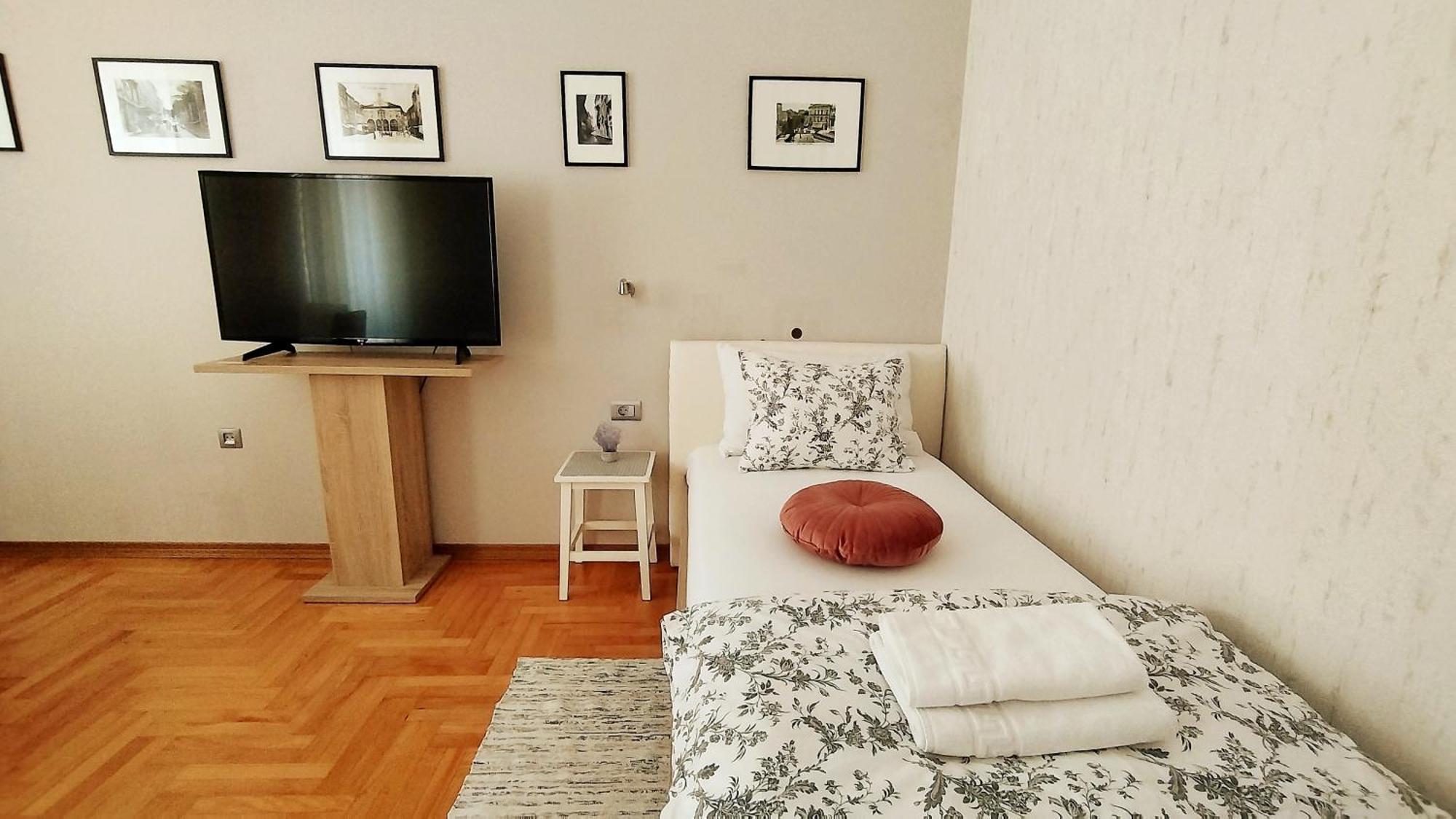 Lavender - City Room With Free Parking Пула Екстериор снимка