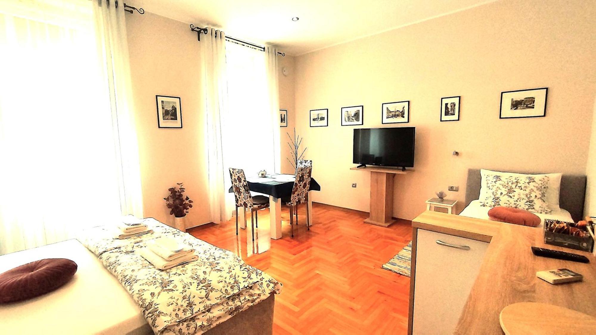 Lavender - City Room With Free Parking Пула Екстериор снимка