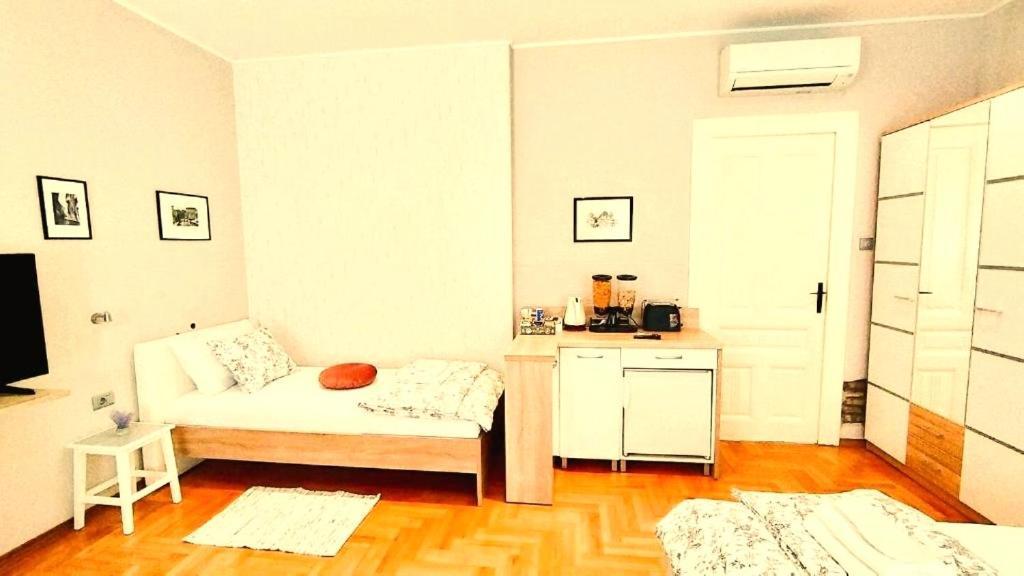 Lavender - City Room With Free Parking Пула Екстериор снимка