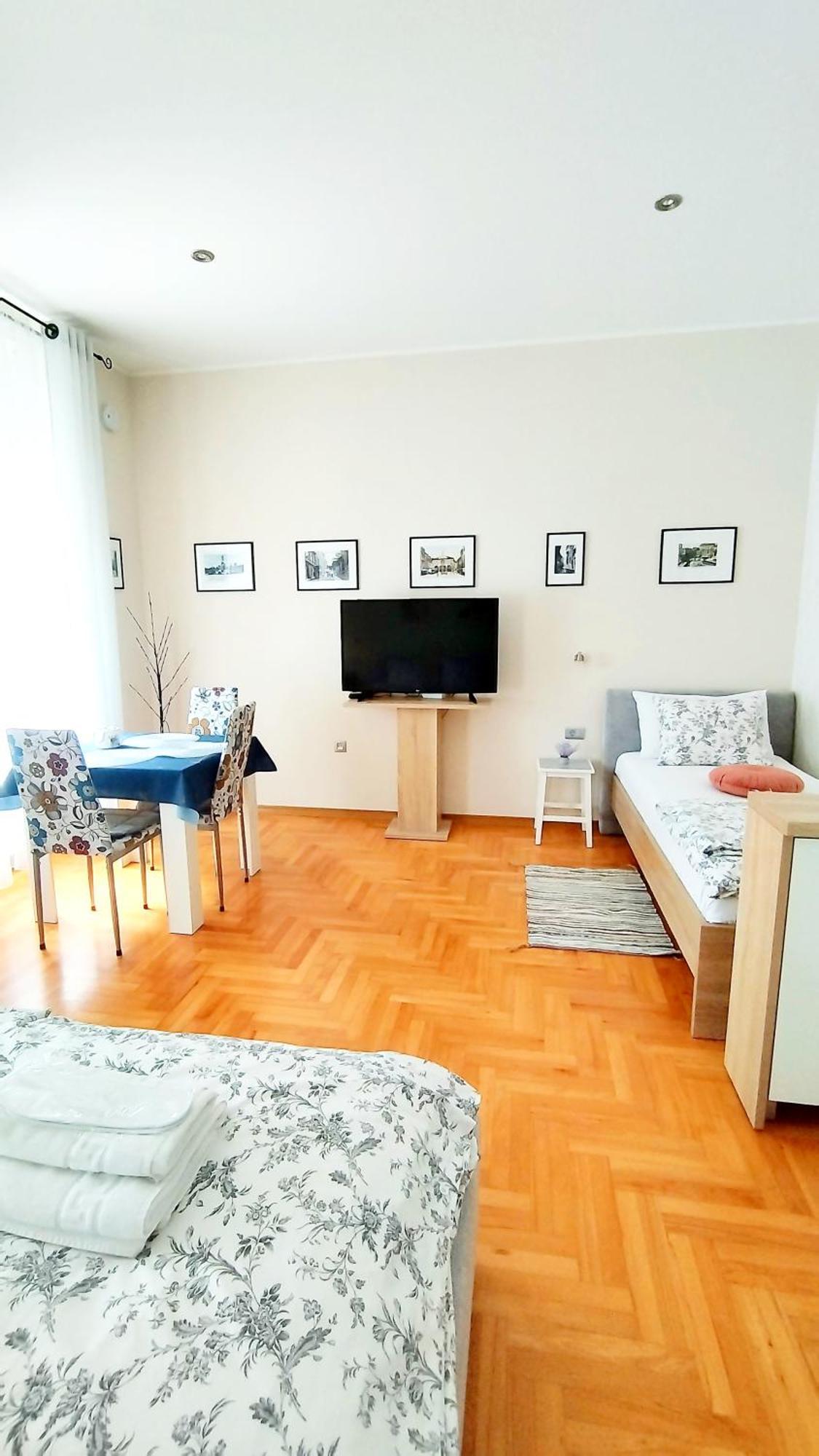 Lavender - City Room With Free Parking Пула Екстериор снимка