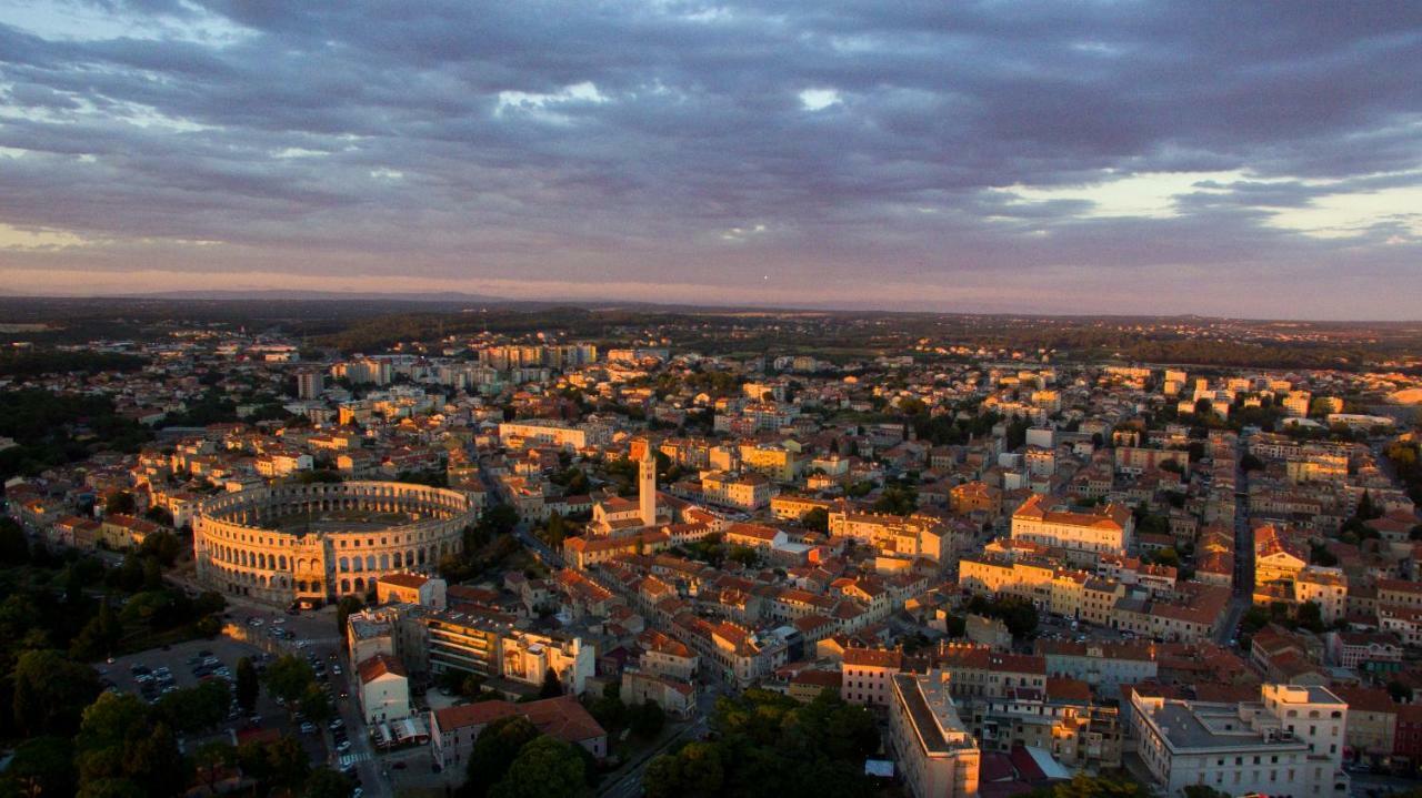 Lavender - City Room With Free Parking Пула Екстериор снимка